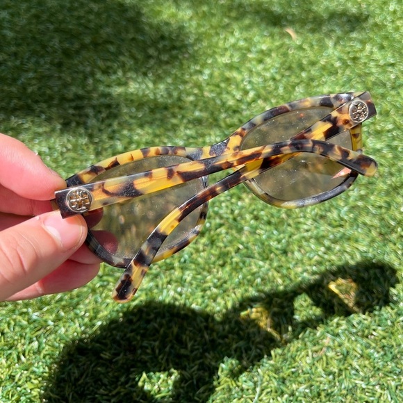 VTG 00’s Tory Burch Tortoise Shell Sunglasses - Picture 4 of 4